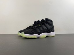 Tênis de basquete Air Jordan de cano alto preto e verde com design em camadas e cabedal cinza 11
