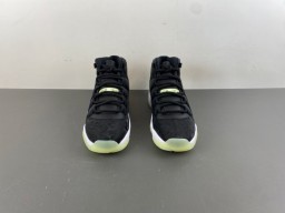 Tênis de basquete Air Jordan de cano alto preto e verde com design em camadas e cabedal cinza 12