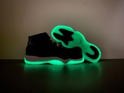 Tênis de basquete Air Jordan de cano alto preto e verde com design em camadas e cabedal cinza 14