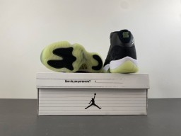 Tênis de basquete Air Jordan de cano alto preto e verde com design em camadas e cabedal cinza 18