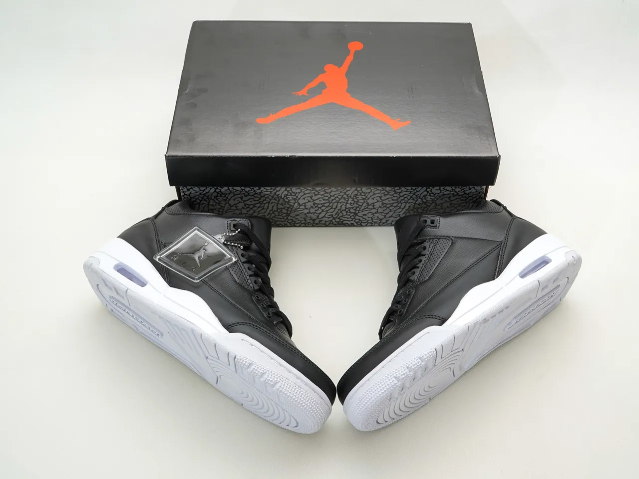Air Jordan ब्लैक व्हाइट लेदर अपर परफोरेटेड टंग बास्केटबॉल जूते 3