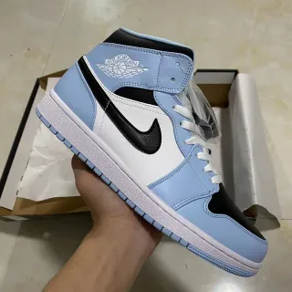Air Jordan নীল ও কালো হাই-টপ চামড়ার প্যানেলযুক্ত বাস্কেটবল জুতো