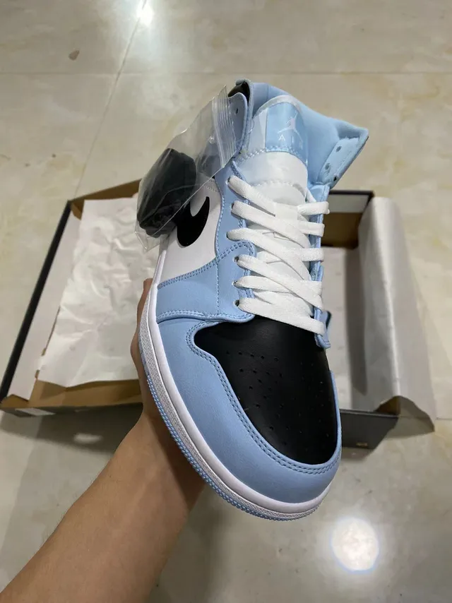 Air Jordan নীল ও কালো হাই-টপ চামড়ার প্যানেলযুক্ত বাস্কেটবল জুতো 2