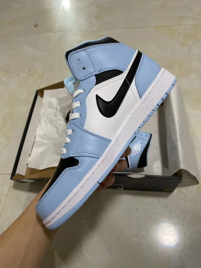 Air Jordan নীল ও কালো হাই-টপ চামড়ার প্যানেলযুক্ত বাস্কেটবল জুতো 4