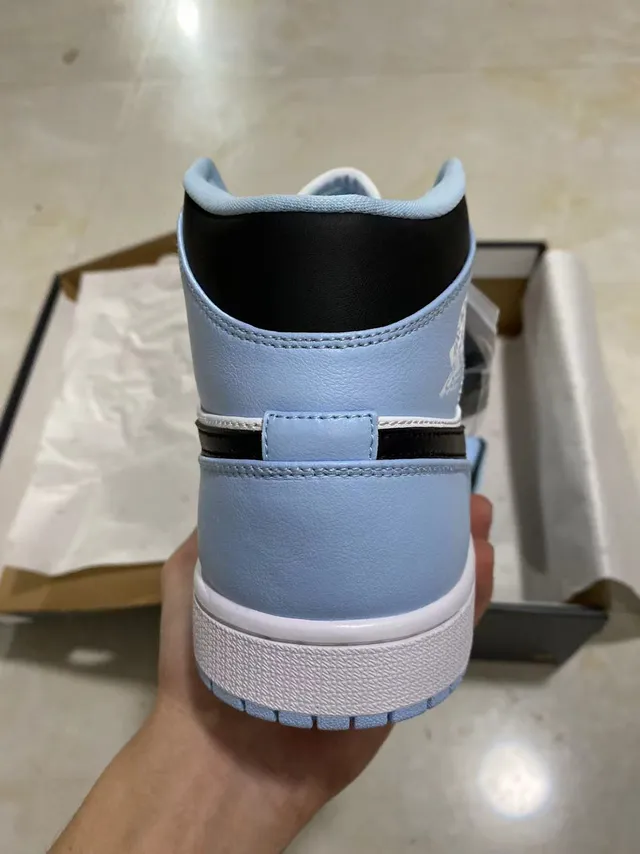 Air Jordan নীল ও কালো হাই-টপ চামড়ার প্যানেলযুক্ত বাস্কেটবল জুতো 6