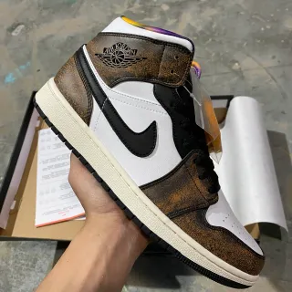 Tênis de basquete Air Jordan cano alto em couro salpicado marrom e branco