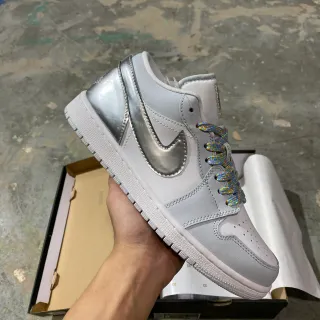 Air Jordan ग्रे सिल्वर लो-टॉप मेटैलिक एक्सेंट्स लाइफस्टाइल स्नीकर्स