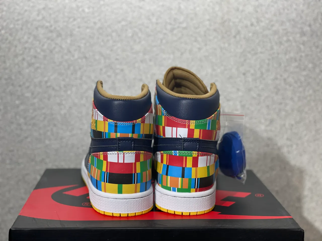 حذاء كرة السلة عالي الرقبة بجزء علوي من الجلد بلون كحلي متعدد الألوان من Air Jordan 2