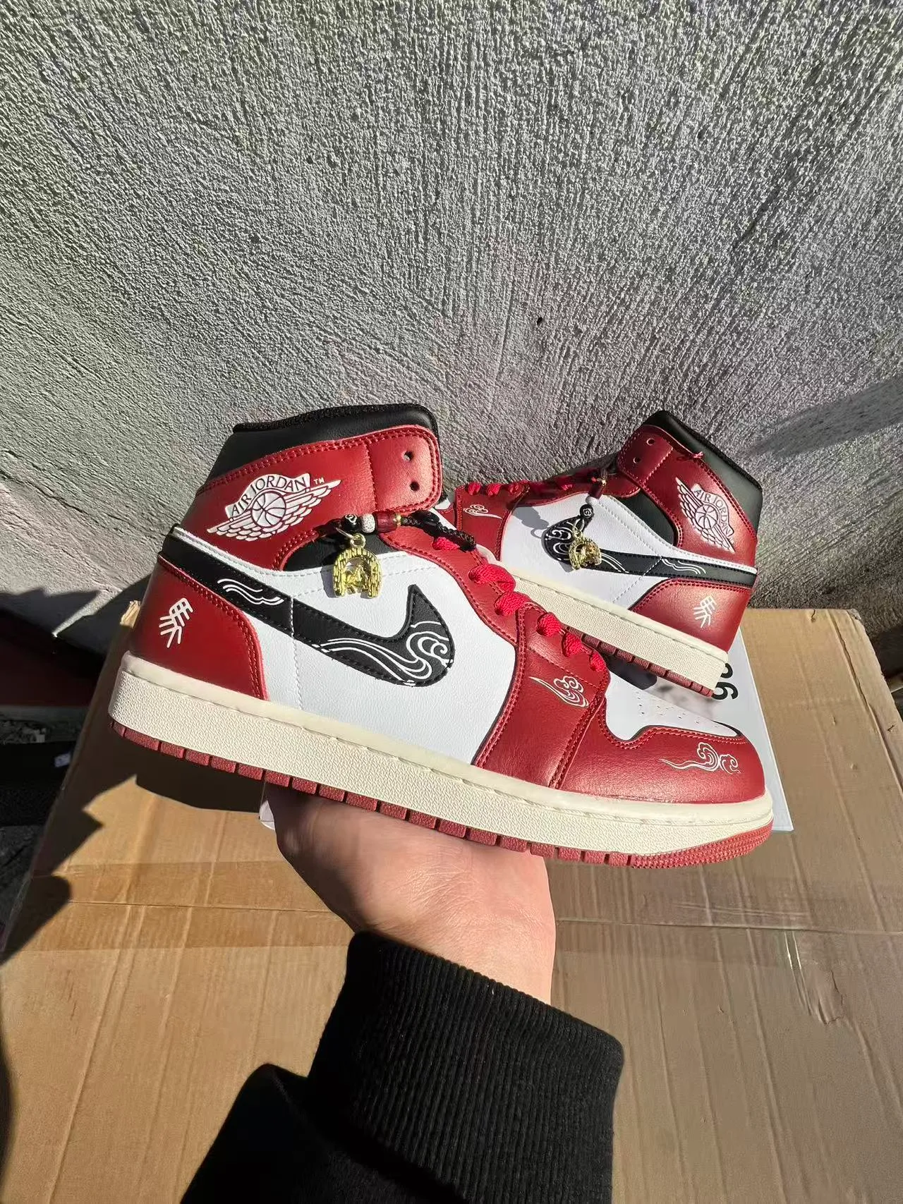 Tênis de basquete de cano alto Air Jordan com cabedal de couro vermelho e branco 2