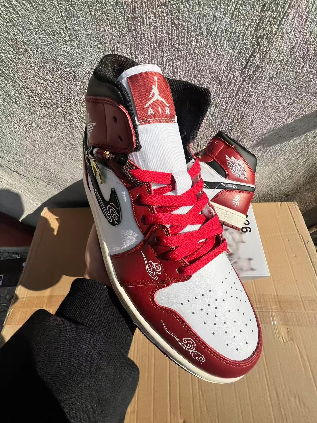 Tênis de basquete de cano alto Air Jordan com cabedal de couro vermelho e branco 3