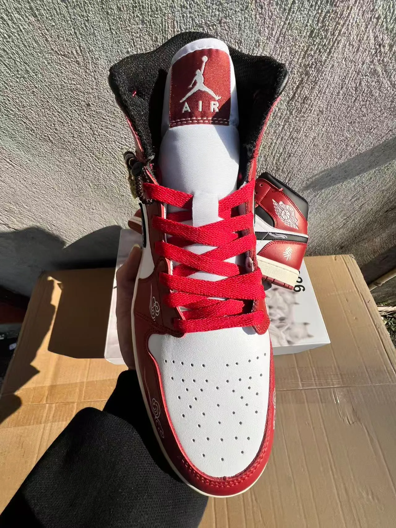 Tênis de basquete de cano alto Air Jordan com cabedal de couro vermelho e branco 4