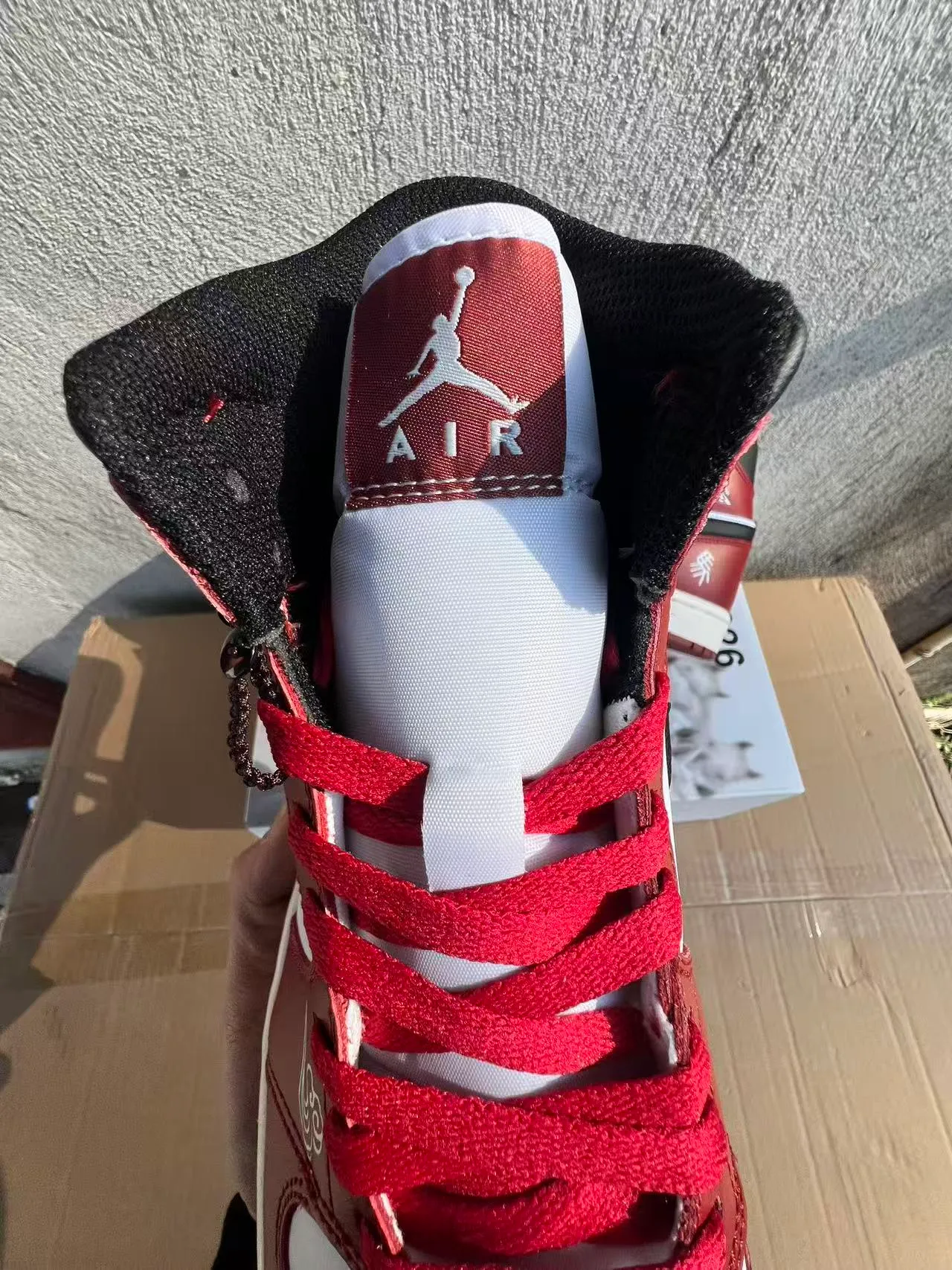 Tênis de basquete de cano alto Air Jordan com cabedal de couro vermelho e branco 5