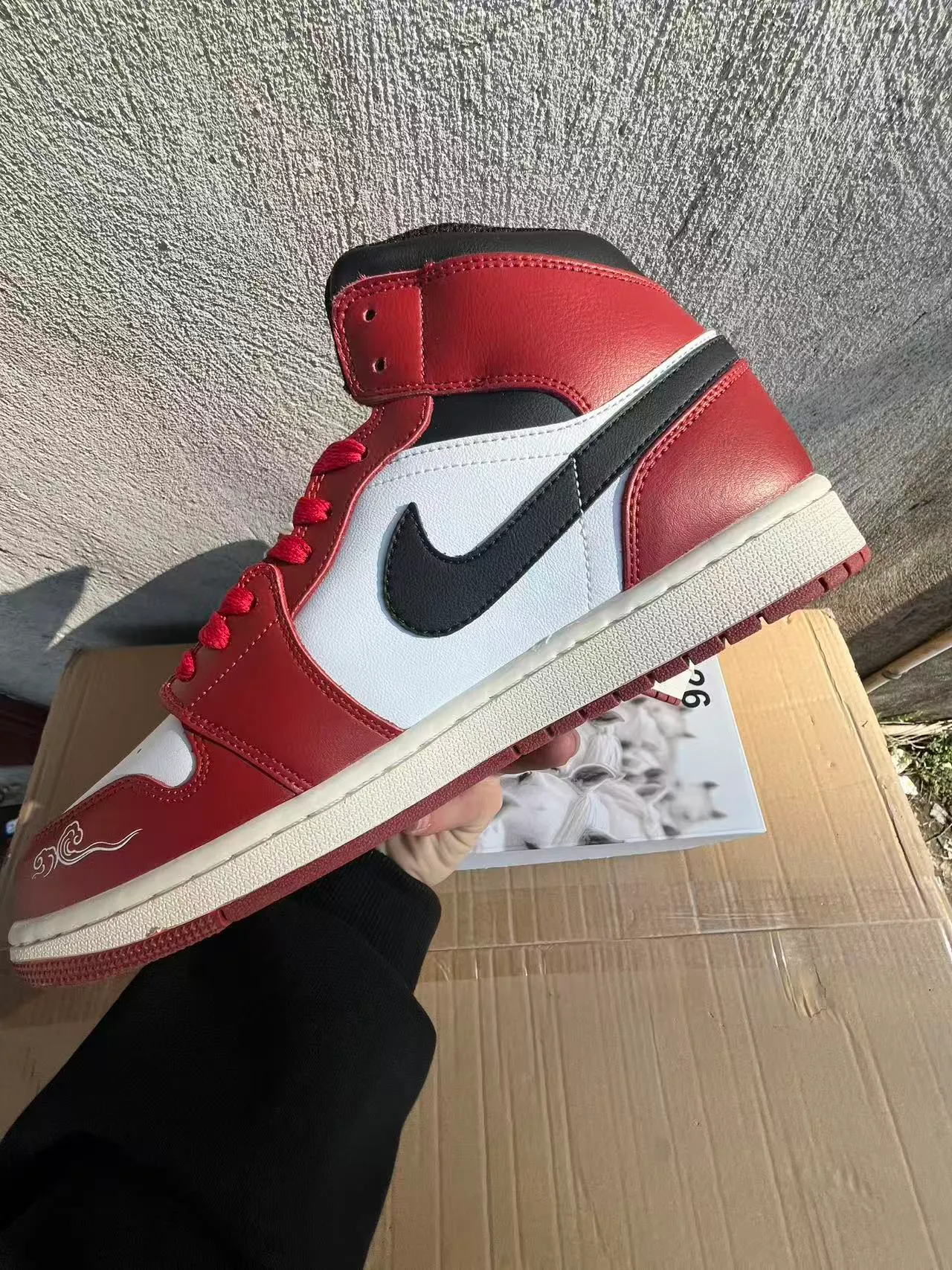 Tênis de basquete de cano alto Air Jordan com cabedal de couro vermelho e branco 6