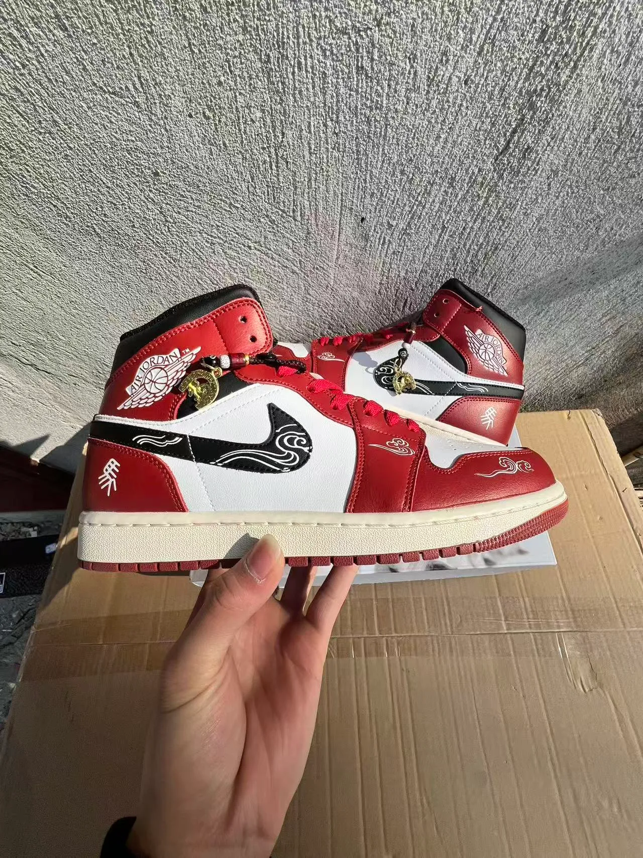 Tênis de basquete de cano alto Air Jordan com cabedal de couro vermelho e branco 8
