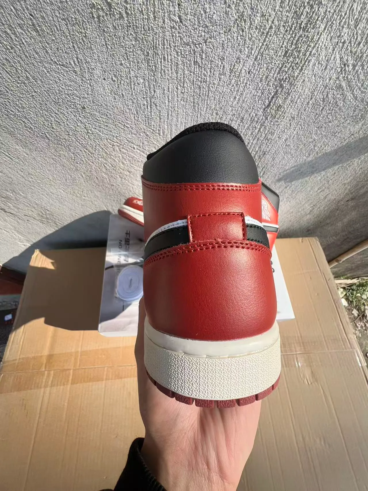 Tênis de basquete de cano alto Air Jordan com cabedal de couro vermelho e branco 9