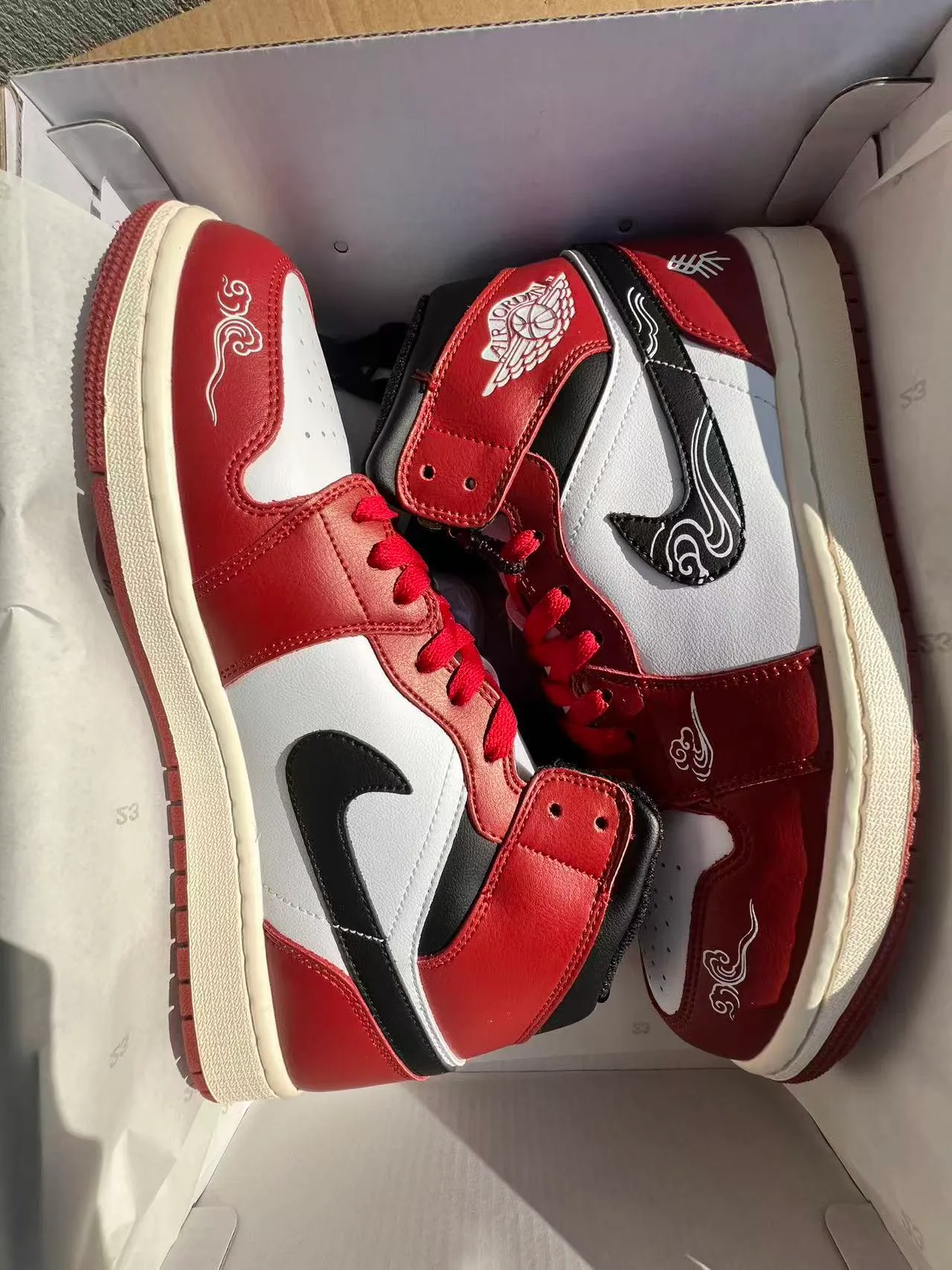 Tênis de basquete de cano alto Air Jordan com cabedal de couro vermelho e branco 10
