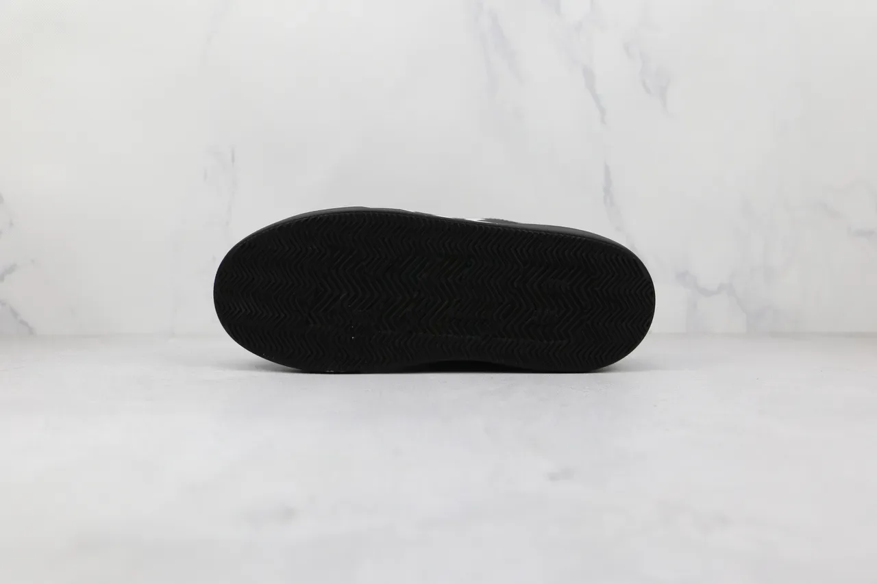 Alexander McQueen 超大码运动鞋 黑白银 NY Logo 生活方式运动鞋 3