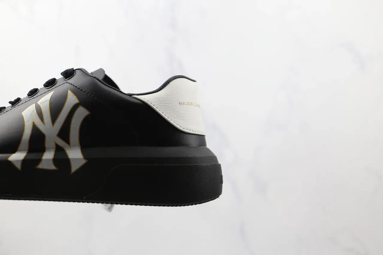 Alexander McQueen 超大码运动鞋 黑白银 NY Logo 生活方式运动鞋 4