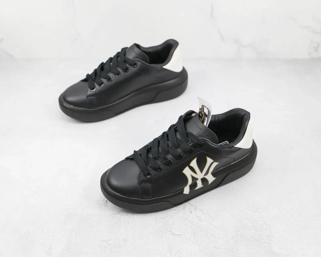 Alexander McQueen 超大码运动鞋 黑白银 NY Logo 生活方式运动鞋 7