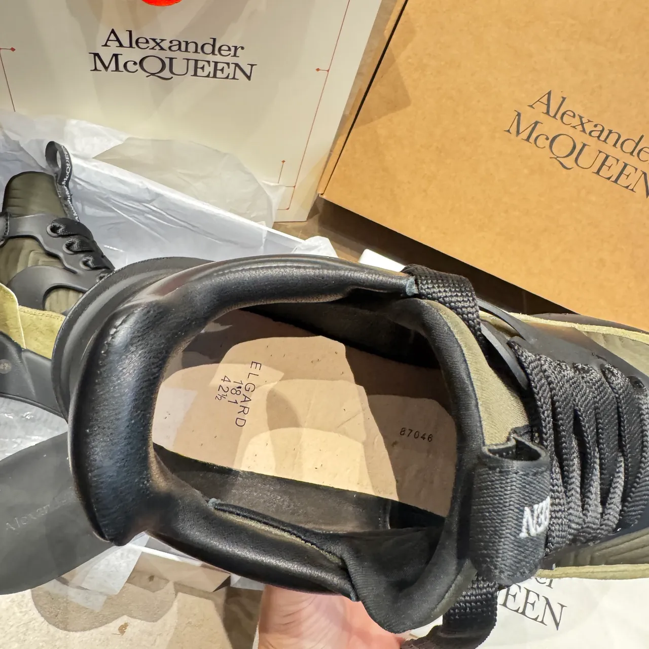 Alexander McQueen ओवरसाइज्ड स्नीकर ऑलिव ग्रीन और काला मोटे स्नीकर 2