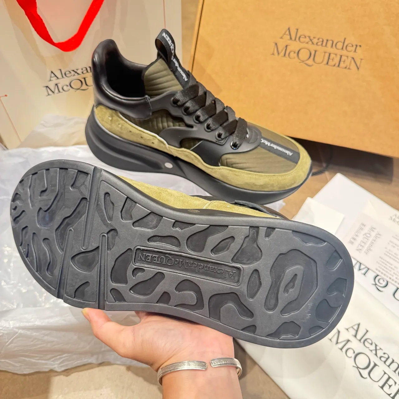 Alexander McQueen ओवरसाइज्ड स्नीकर ऑलिव ग्रीन और काला मोटे स्नीकर 3