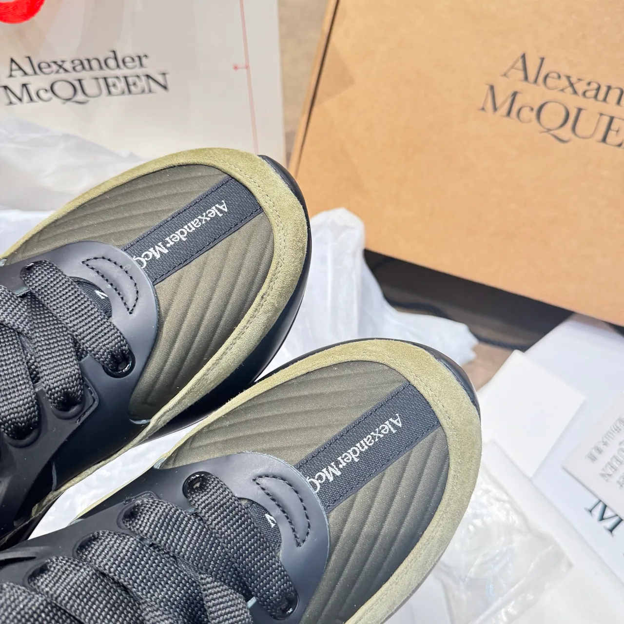 Alexander McQueen ओवरसाइज्ड स्नीकर ऑलिव ग्रीन और काला मोटे स्नीकर 5