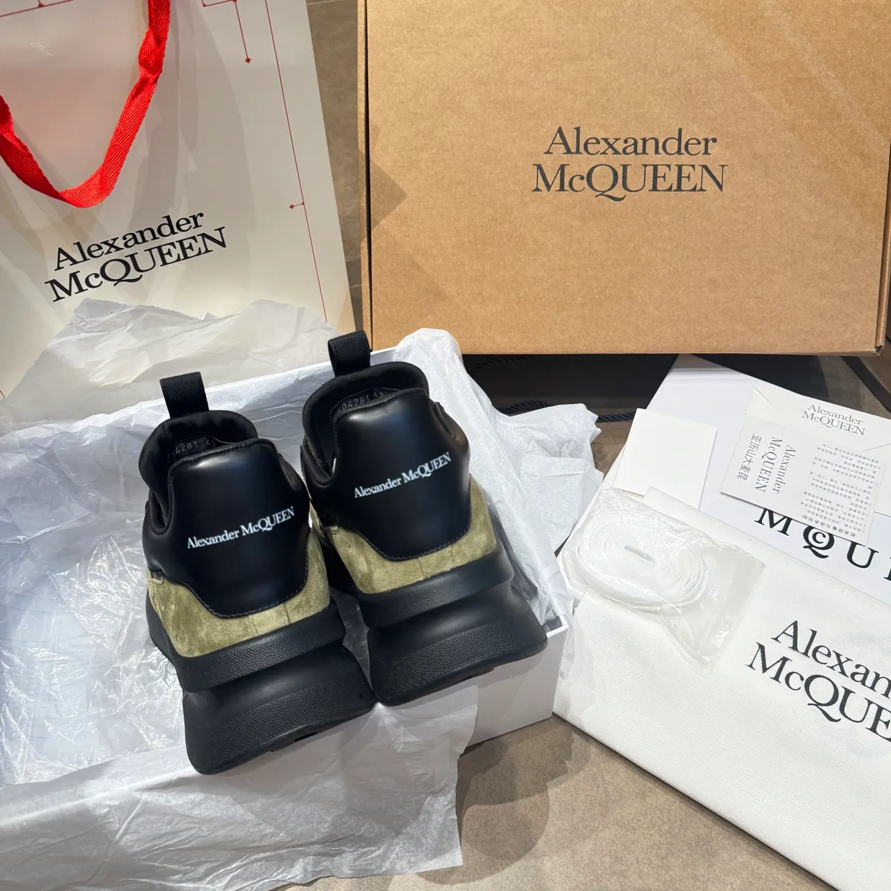 Alexander McQueen ओवरसाइज्ड स्नीकर ऑलिव ग्रीन और काला मोटे स्नीकर 6