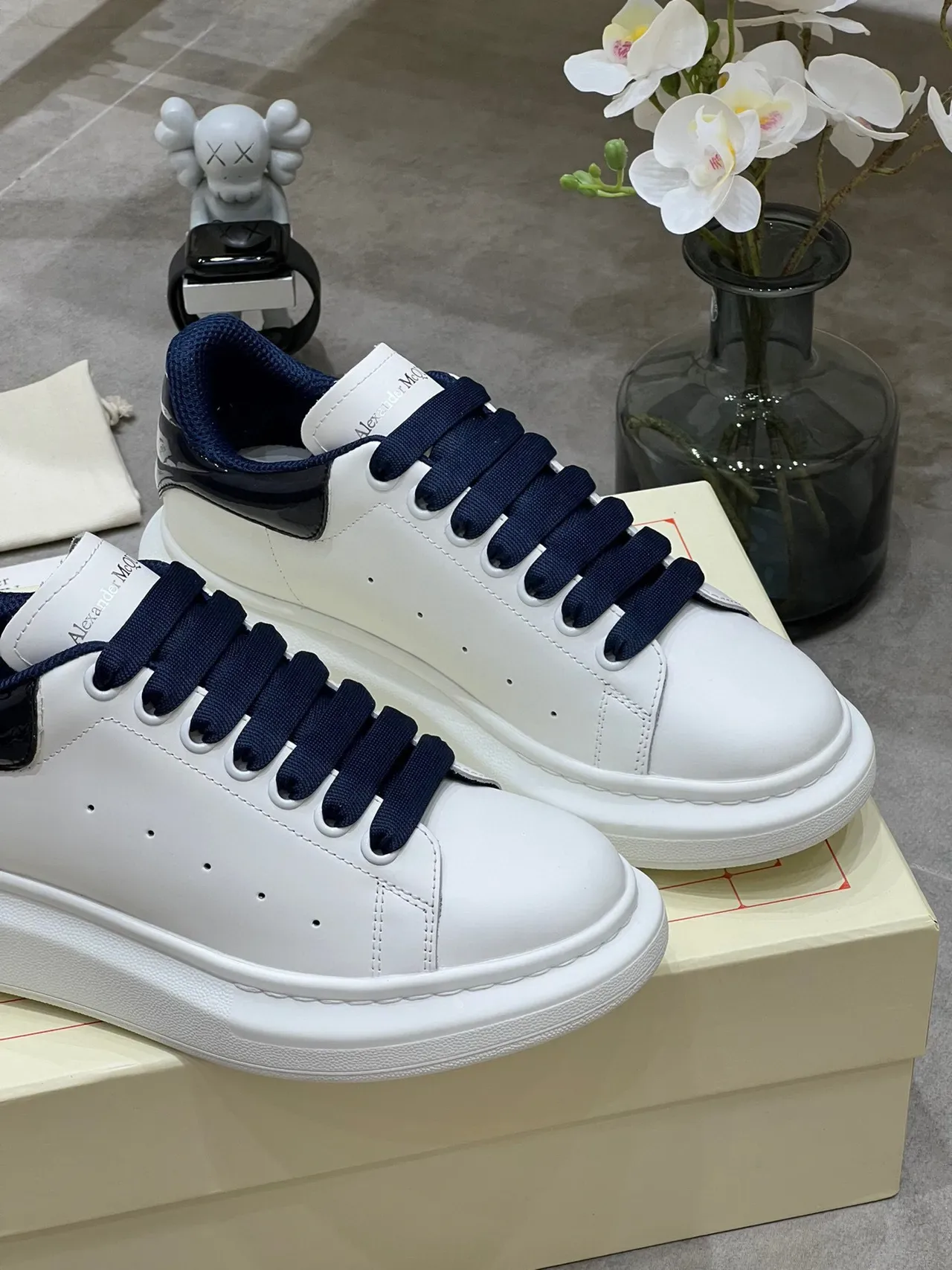 Alexander McQueen Tênis Oversized Branco e Navy Lifestyle 2