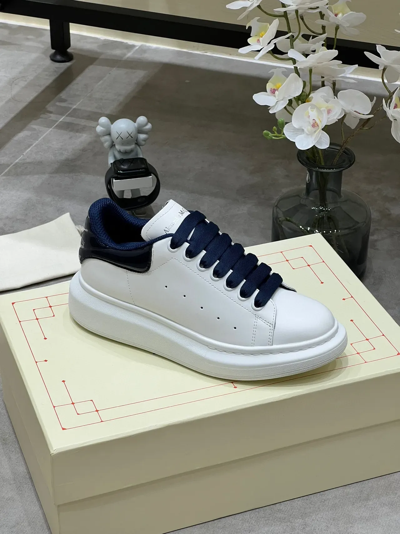 Alexander McQueen Tênis Oversized Branco e Navy Lifestyle 3