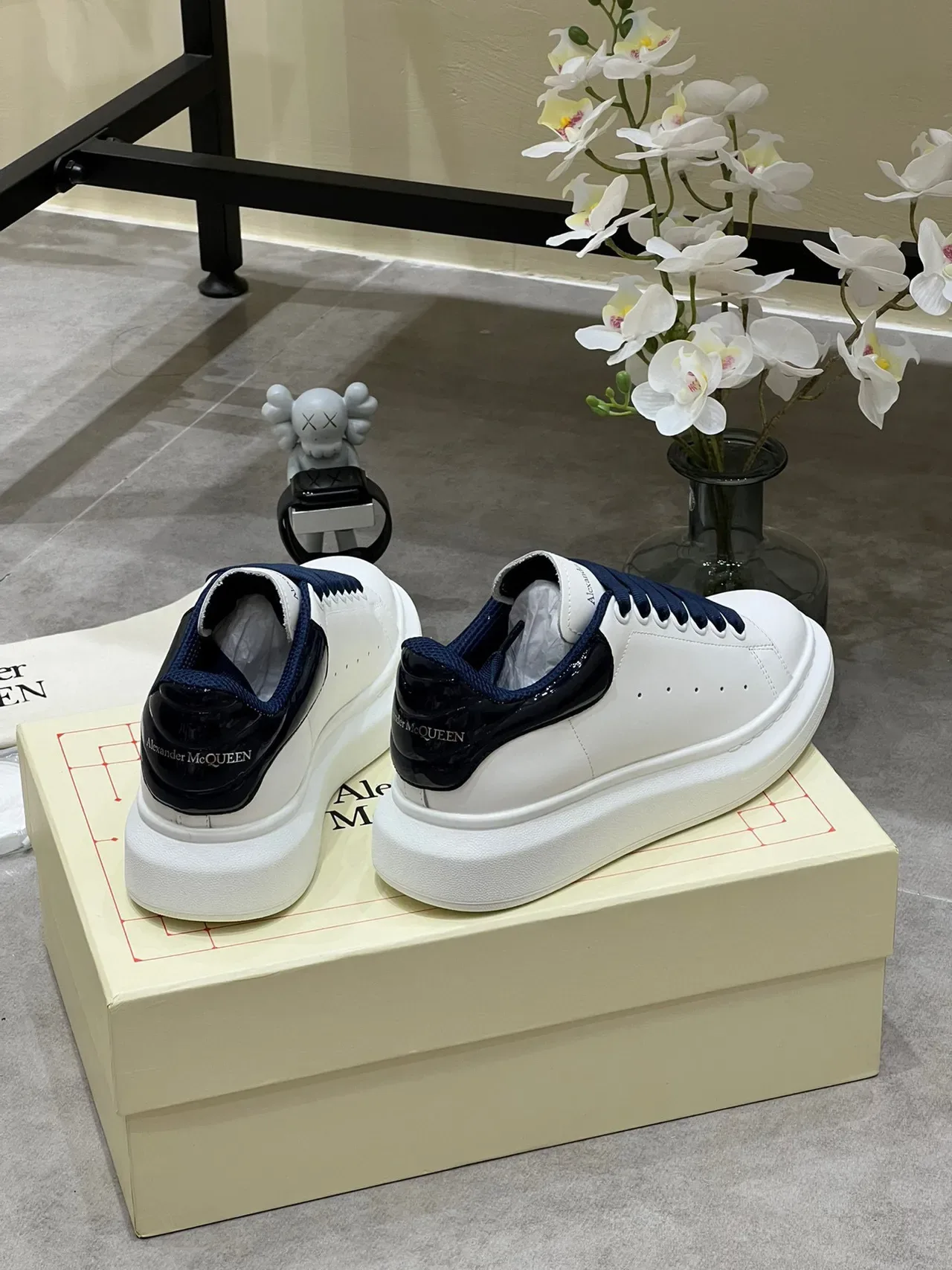 Alexander McQueen Tênis Oversized Branco e Navy Lifestyle 4