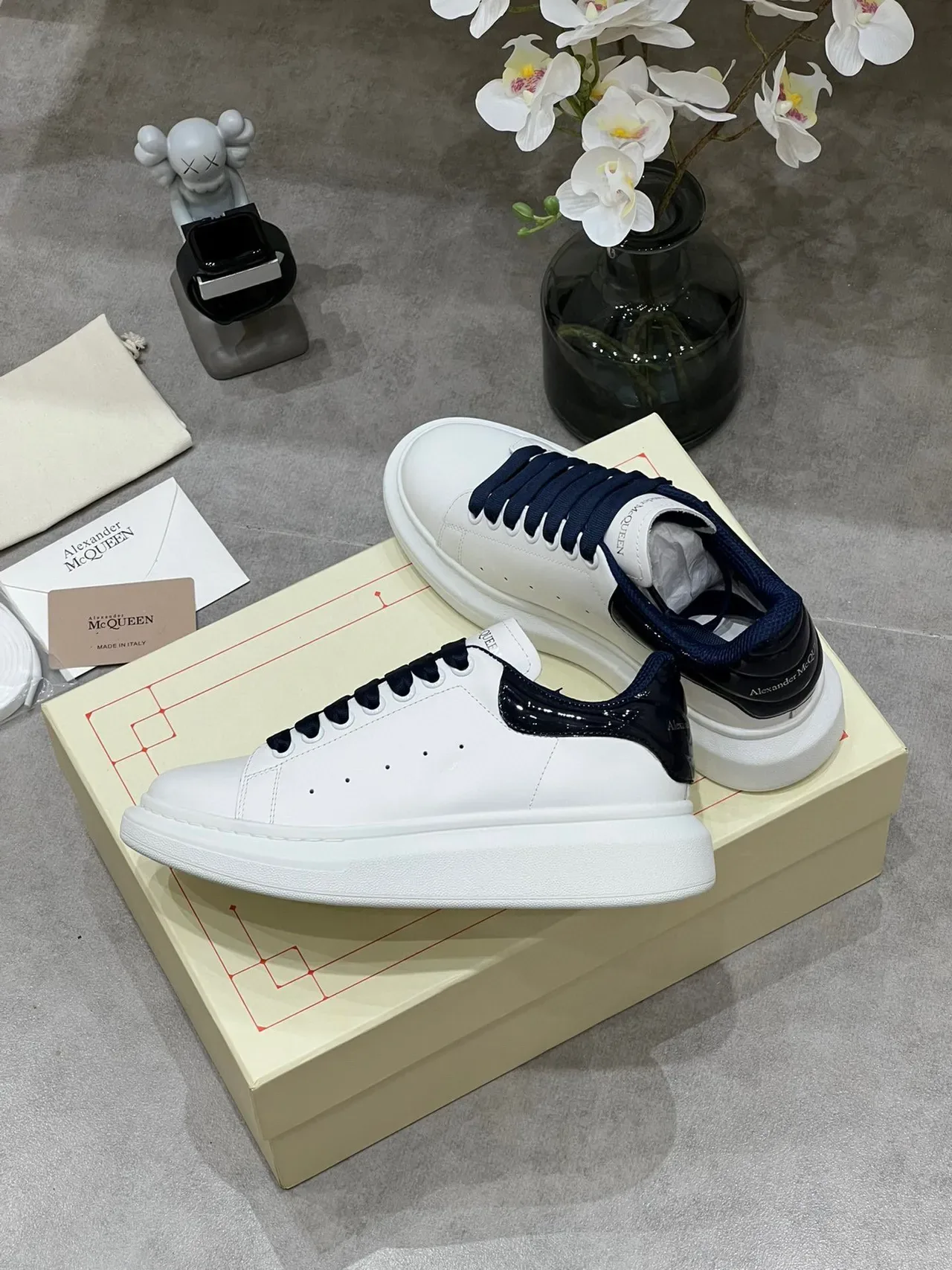 Alexander McQueen Tênis Oversized Branco e Navy Lifestyle 5