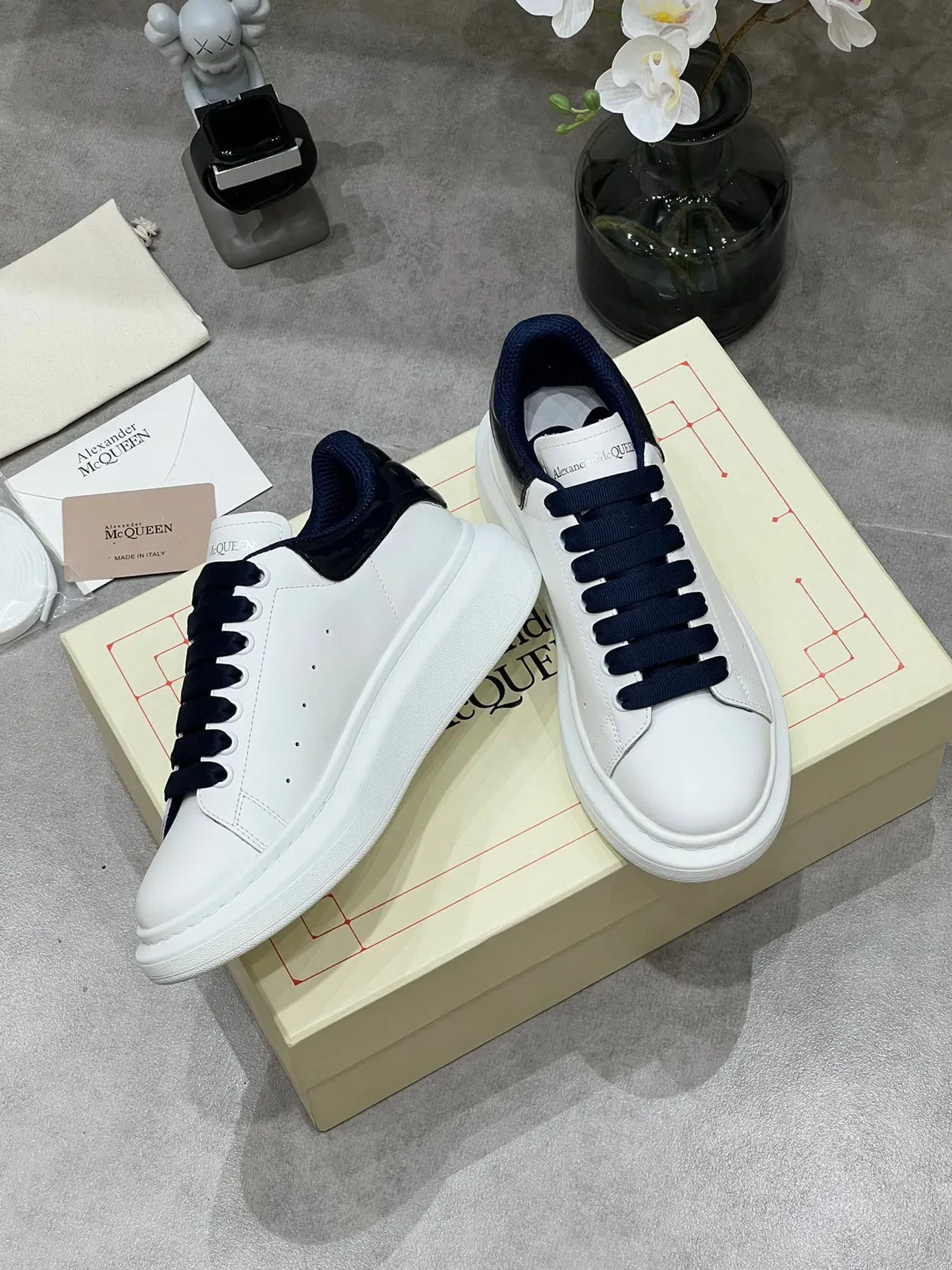 Alexander McQueen Tênis Oversized Branco e Navy Lifestyle 6