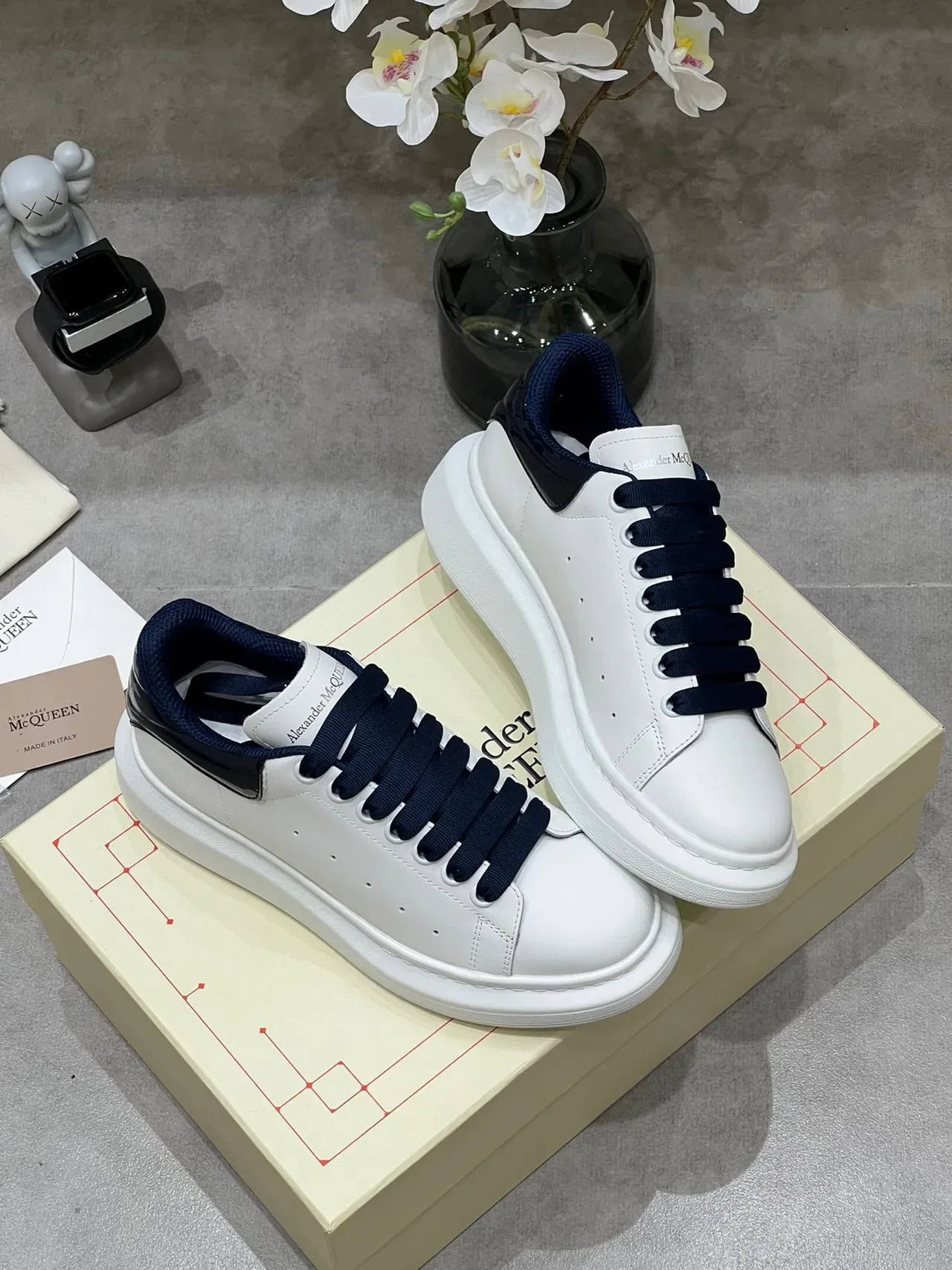 Alexander McQueen Tênis Oversized Branco e Navy Lifestyle 7
