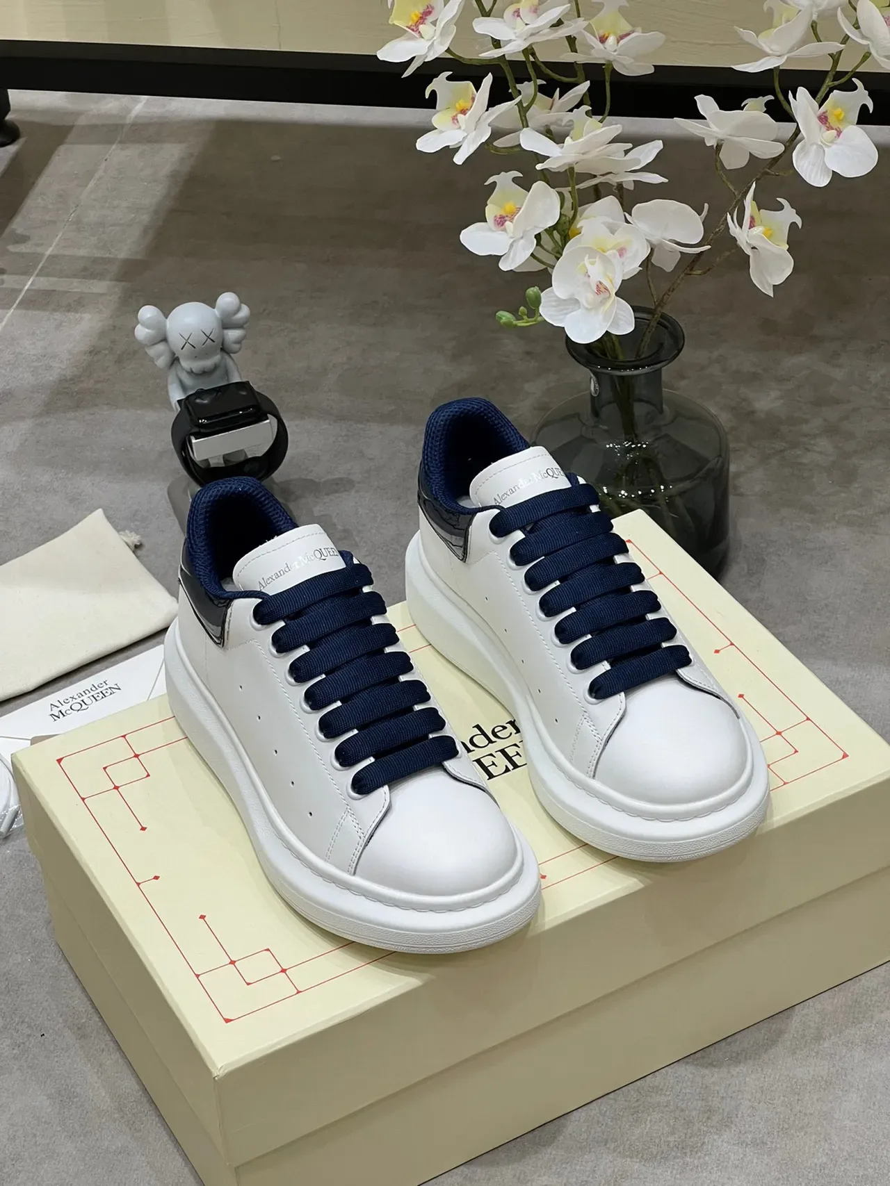 Alexander McQueen Tênis Oversized Branco e Navy Lifestyle 8