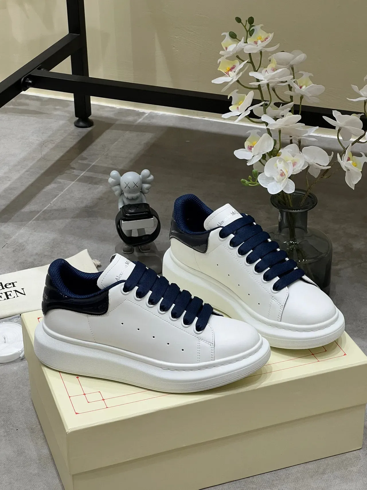 Alexander McQueen Tênis Oversized Branco e Navy Lifestyle 9