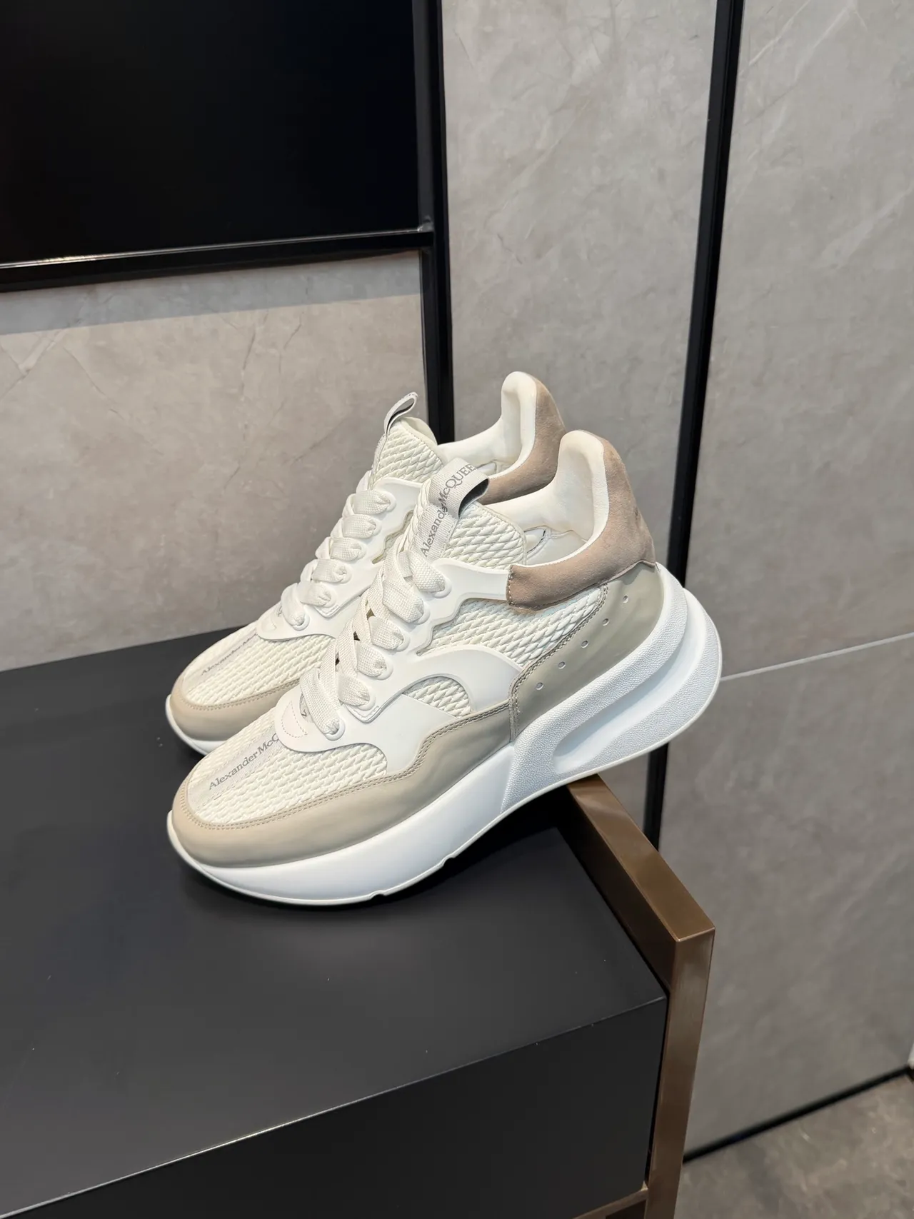 Alexander McQueen ওভারসাইজড স্নিকার সাদা বেইজ চাঙ্কি স্নিকার 4