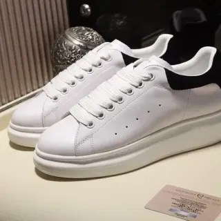 Alexander McQueen ओवरसाइज्ड स्नीकर व्हाइट ब्लैक प्लेटफॉर्म सोल परफोरेटेड लेदर टो लाइफस्टाइल स्नीकर