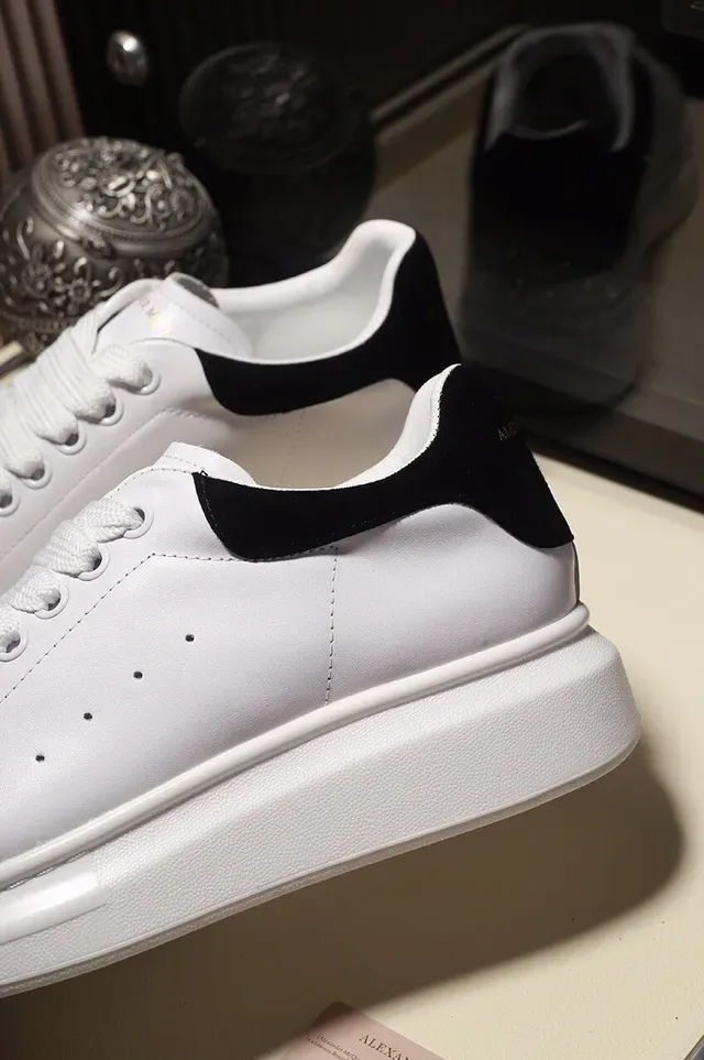 Alexander McQueen ओवरसाइज्ड स्नीकर व्हाइट ब्लैक प्लेटफॉर्म सोल परफोरेटेड लेदर टो लाइफस्टाइल स्नीकर 2