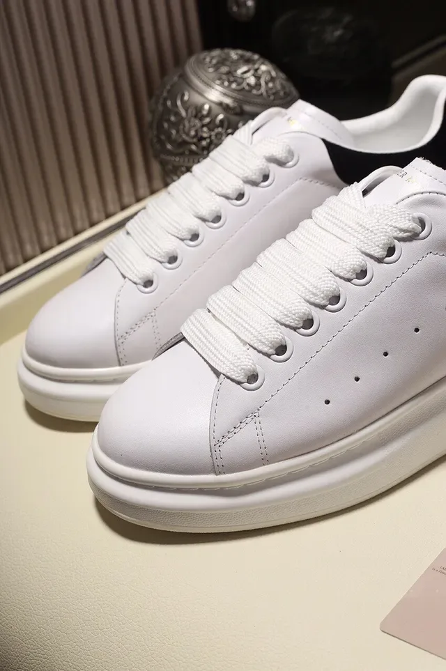 Alexander McQueen ओवरसाइज्ड स्नीकर व्हाइट ब्लैक प्लेटफॉर्म सोल परफोरेटेड लेदर टो लाइफस्टाइल स्नीकर 3
