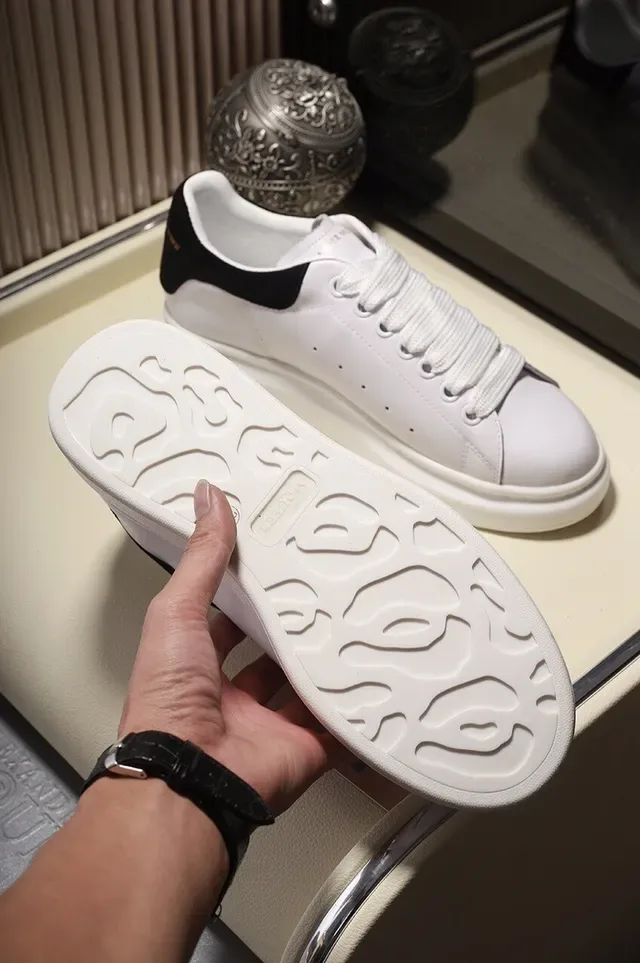 Alexander McQueen ओवरसाइज्ड स्नीकर व्हाइट ब्लैक प्लेटफॉर्म सोल परफोरेटेड लेदर टो लाइफस्टाइल स्नीकर 4