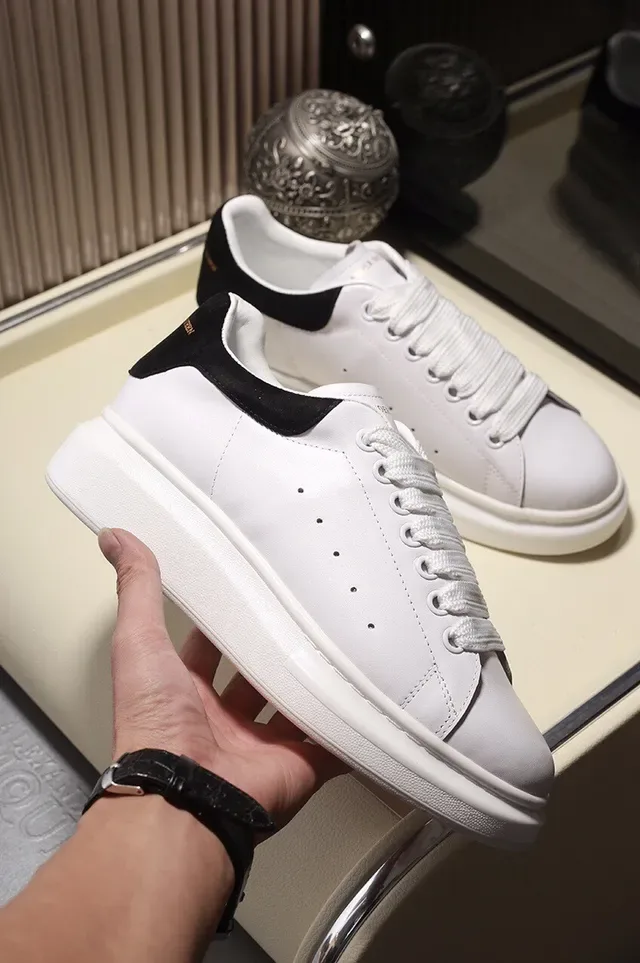 Alexander McQueen ओवरसाइज्ड स्नीकर व्हाइट ब्लैक प्लेटफॉर्म सोल परफोरेटेड लेदर टो लाइफस्टाइल स्नीकर 5