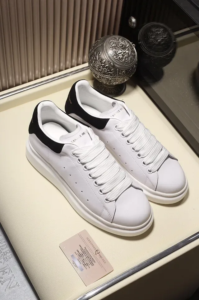 Alexander McQueen ओवरसाइज्ड स्नीकर व्हाइट ब्लैक प्लेटफॉर्म सोल परफोरेटेड लेदर टो लाइफस्टाइल स्नीकर 6
