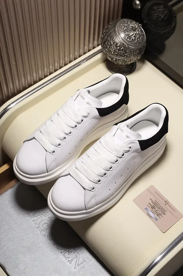 Alexander McQueen ओवरसाइज्ड स्नीकर व्हाइट ब्लैक प्लेटफॉर्म सोल परफोरेटेड लेदर टो लाइफस्टाइल स्नीकर 8