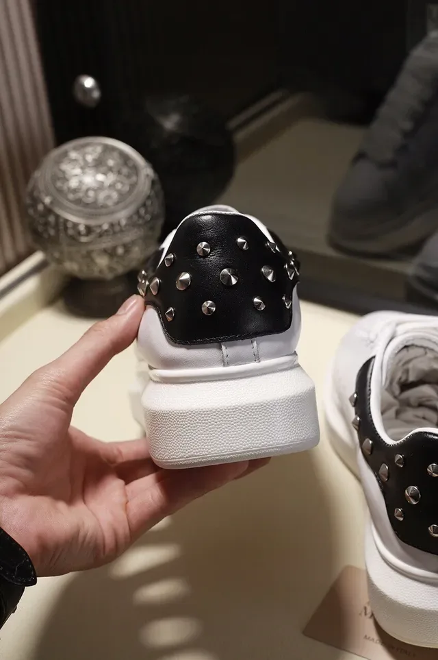 Alexander McQueen Oversized 白色黑色 椭圆轮廓 铆钉鞋跟标签 生活方式运动鞋 2