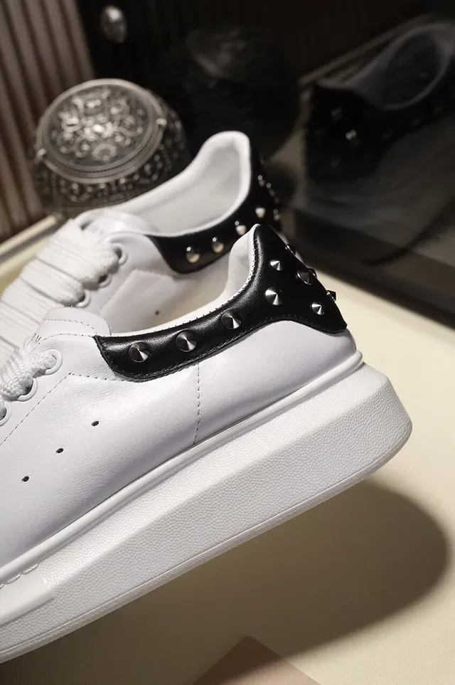 Alexander McQueen Oversized 白色黑色 椭圆轮廓 铆钉鞋跟标签 生活方式运动鞋 3