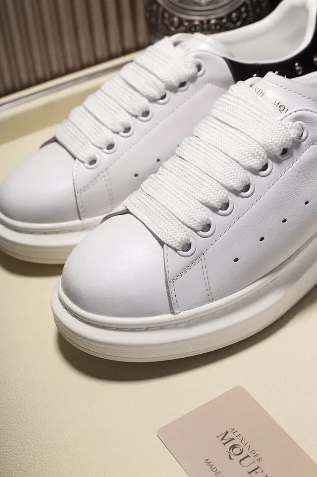 Alexander McQueen Oversized 白色黑色 椭圆轮廓 铆钉鞋跟标签 生活方式运动鞋 4