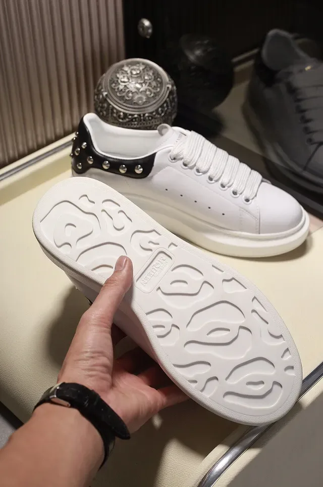 Alexander McQueen Oversized 白色黑色 椭圆轮廓 铆钉鞋跟标签 生活方式运动鞋 5
