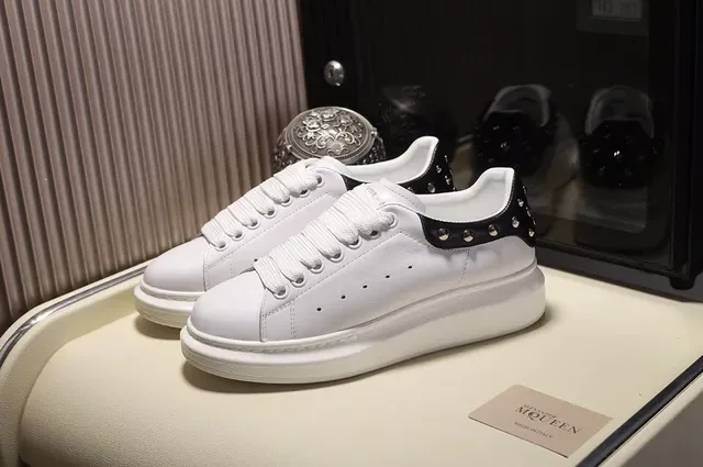 Alexander McQueen Oversized 白色黑色 椭圆轮廓 铆钉鞋跟标签 生活方式运动鞋 7