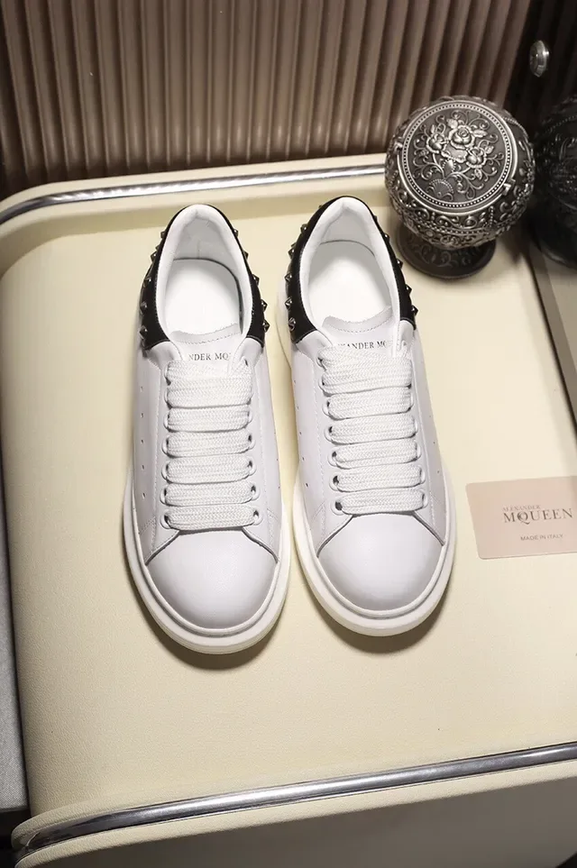 Alexander McQueen Oversized 白色黑色 椭圆轮廓 铆钉鞋跟标签 生活方式运动鞋 9