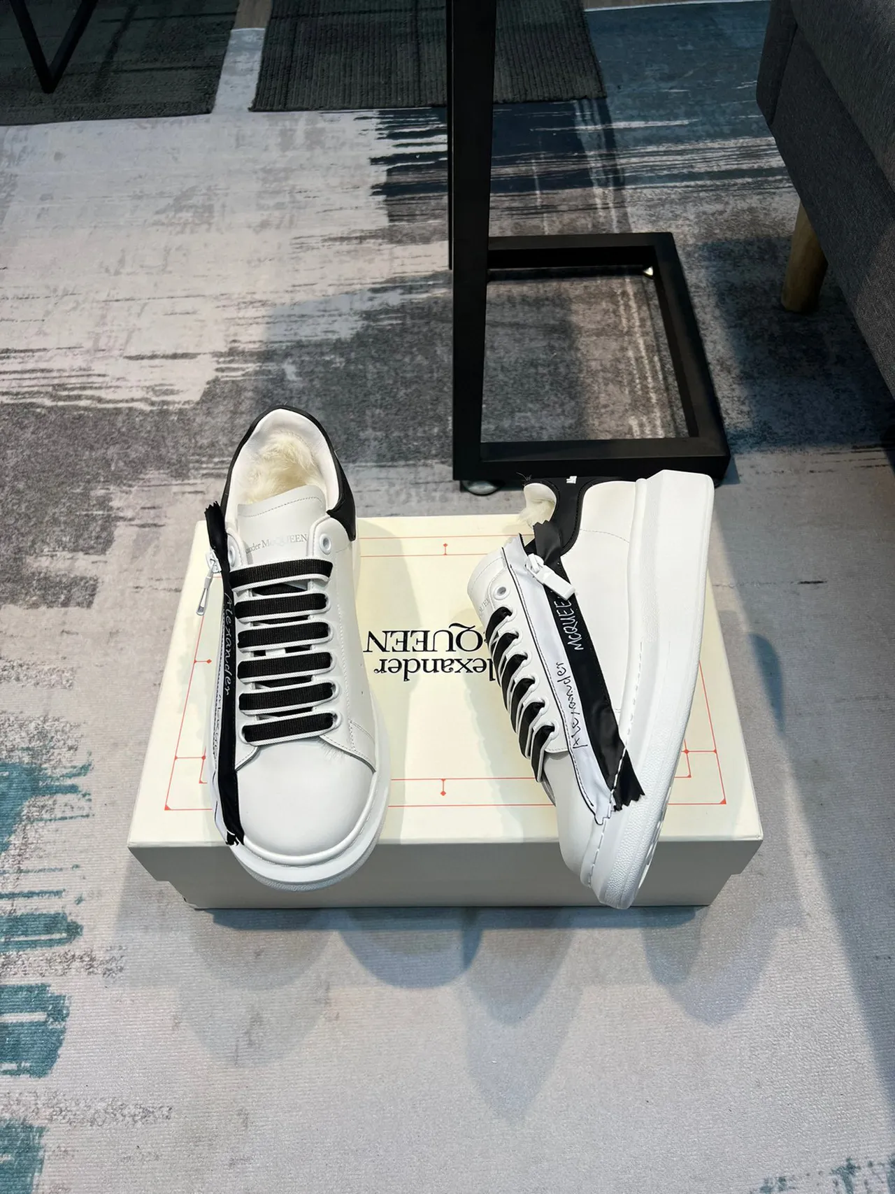 Alexander McQueen Baskets Oversized Blanche Noir Ruban Lifestyle Sneakers 3